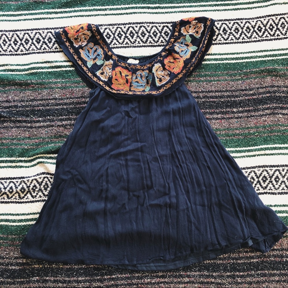 Off-shoulders dress